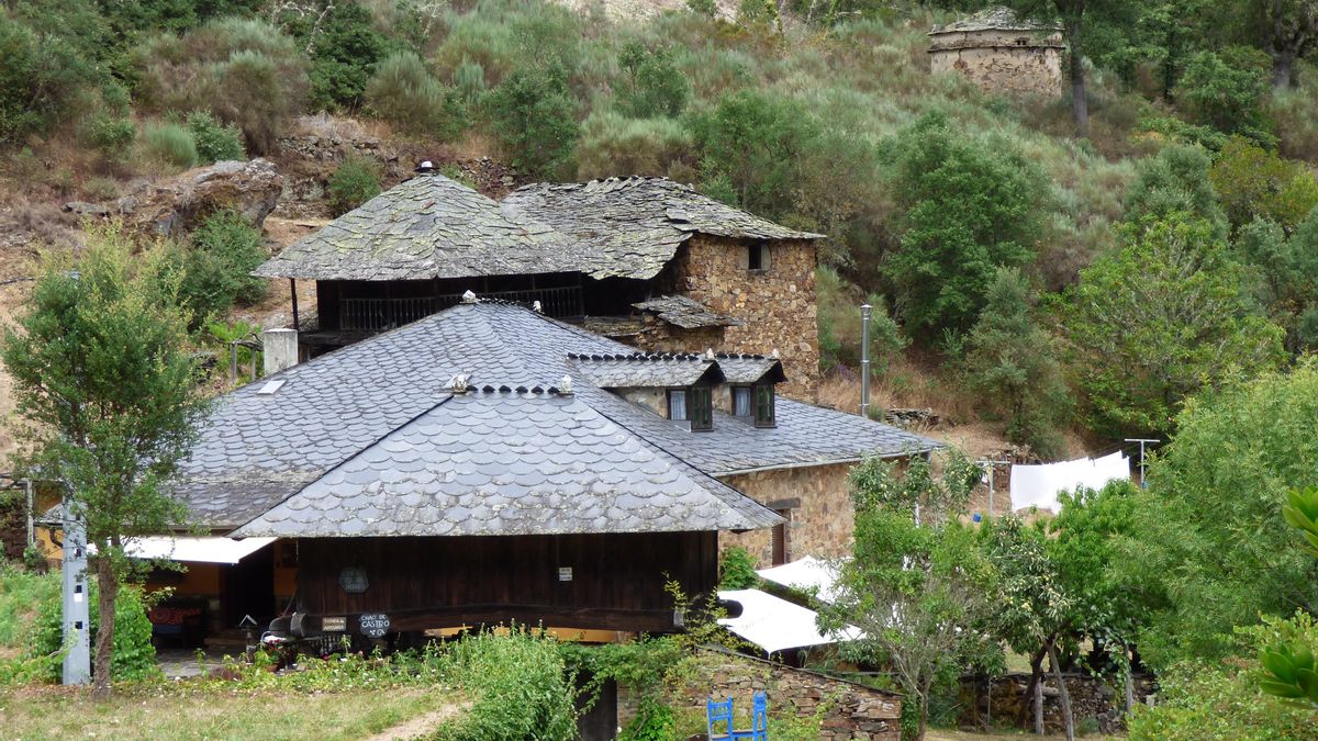 Pueblos guapos de Asturias: Riodeporcos (Ibias), al que se llega cruzando un puente