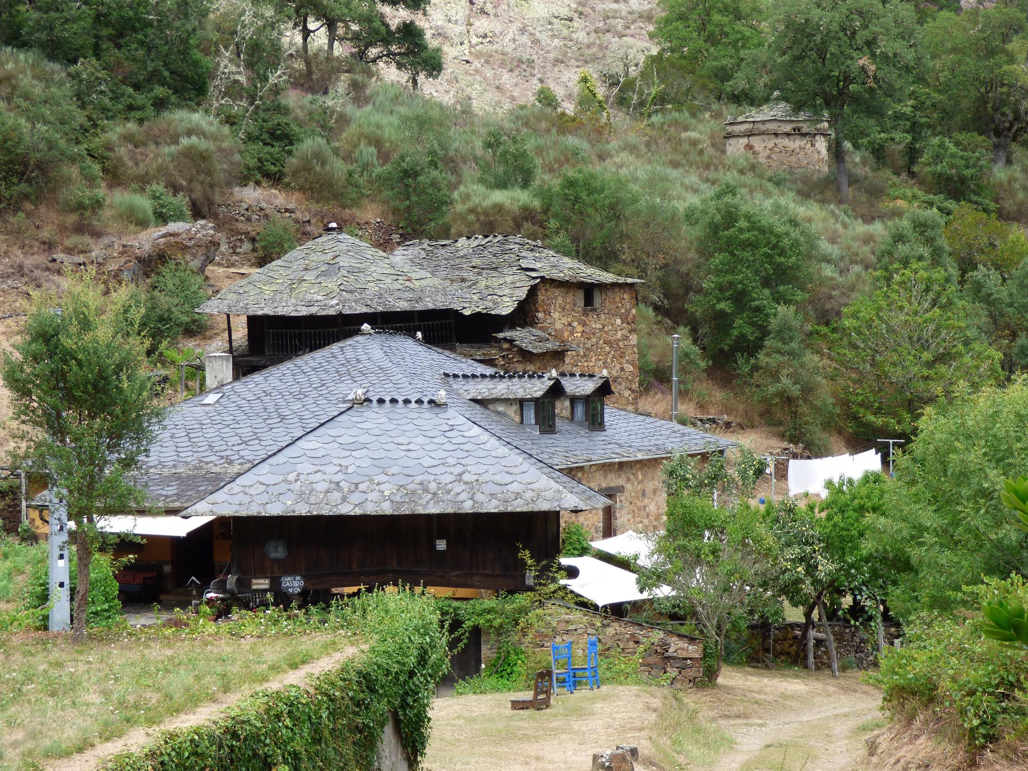 Pueblos guapos de Asturias: Riodeporcos (Ibias), al que se llega cruzando un puente