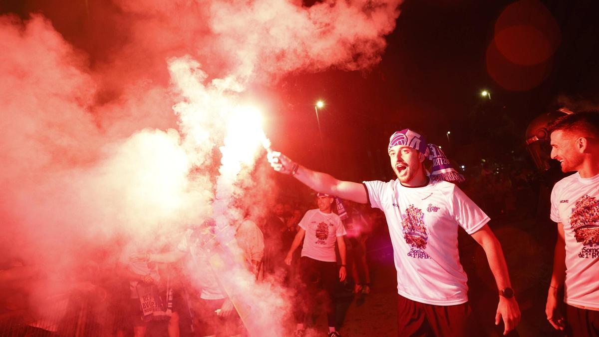VIDEO: Así se vivió la locura del ascenso del Real Avilés en la fuente de La Constitución