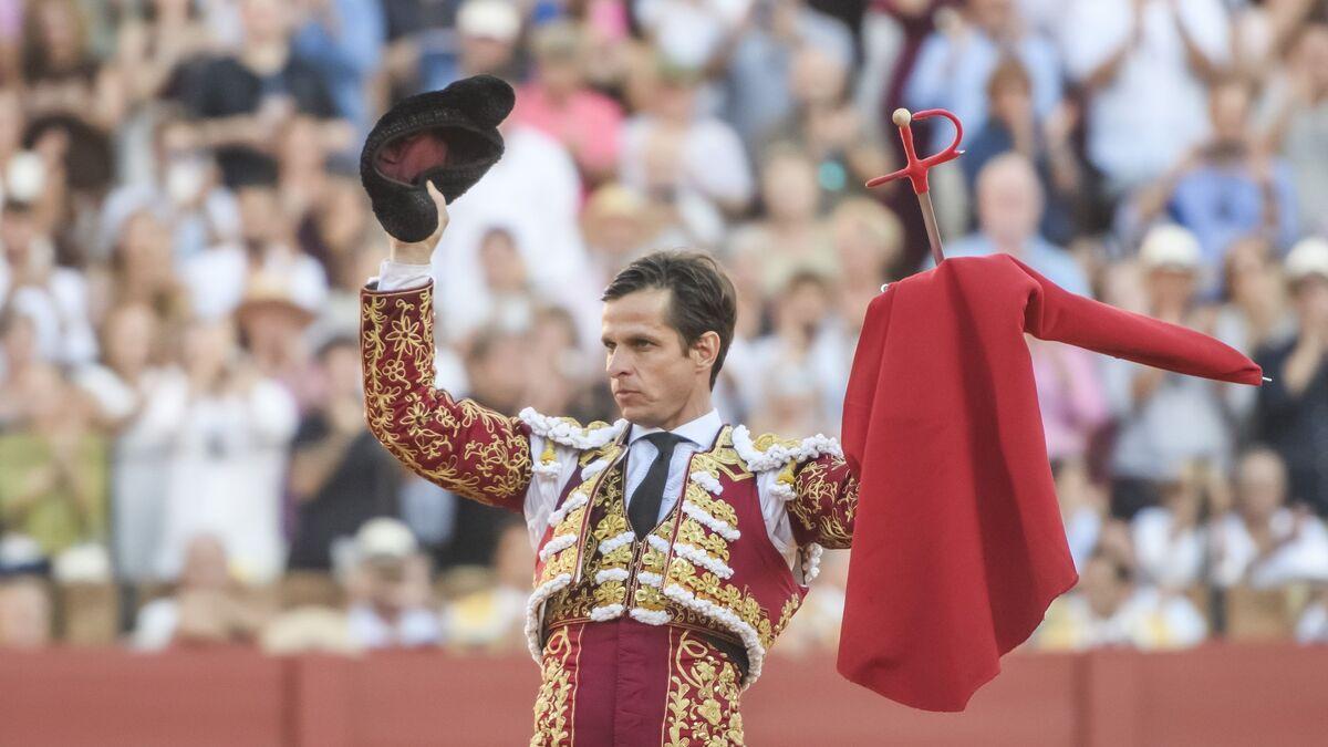 El Juli brinda su segundo toro al público, este domingo, en su despedida en Sevillla.