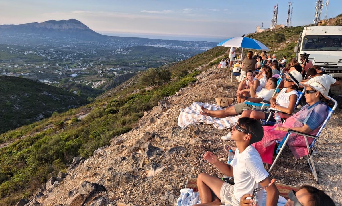Así se ha vivido el eclipse en la cima del Puig de la Llorença, en Benitatxell (imágenes) Así se ha vivido el eclipse en la cima del Puig de la Llorença, en Benitatxell (imágenes)