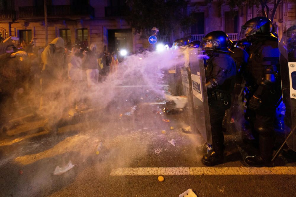 Cargas policiales en la Delegación del Gobierno