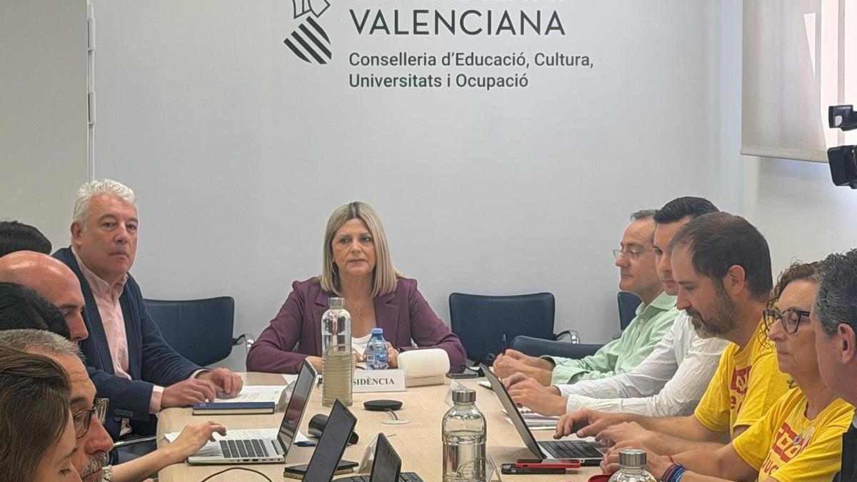 La consellera de Educación: "Una subida de 1.050 euros al año situará a los docentes por encima de la media nacional en cuanto a salarios"