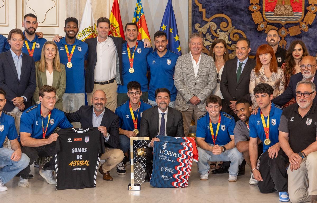 Los jugadores del Eón, durante la celebración en el Ayuntamiento de Alicante.