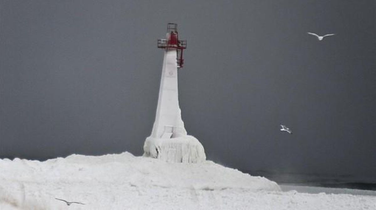 El far de la platja de Pere Marquette, Michigan, cobert de gel.