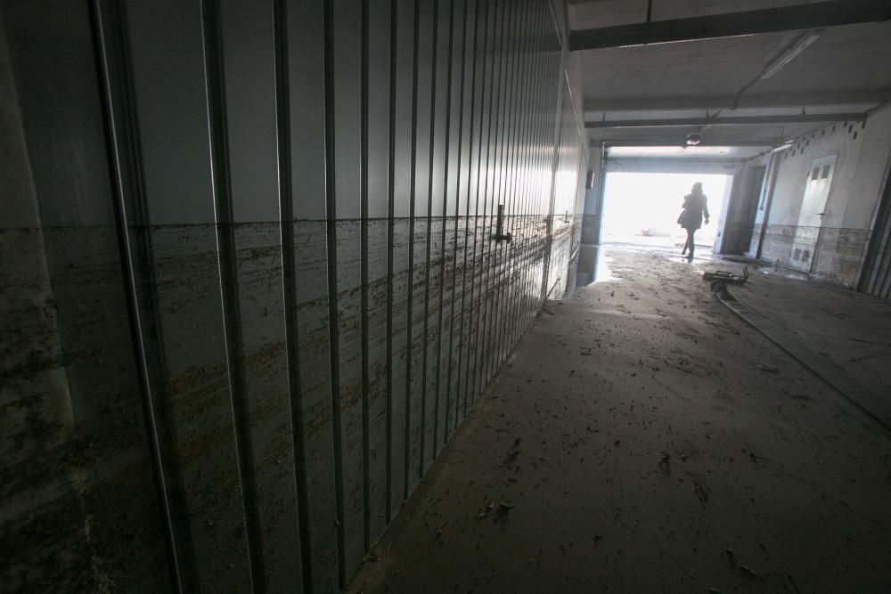 Tres edificios de la playa de San Juan siguen anegados y 120 viviendas sin luz ni agua