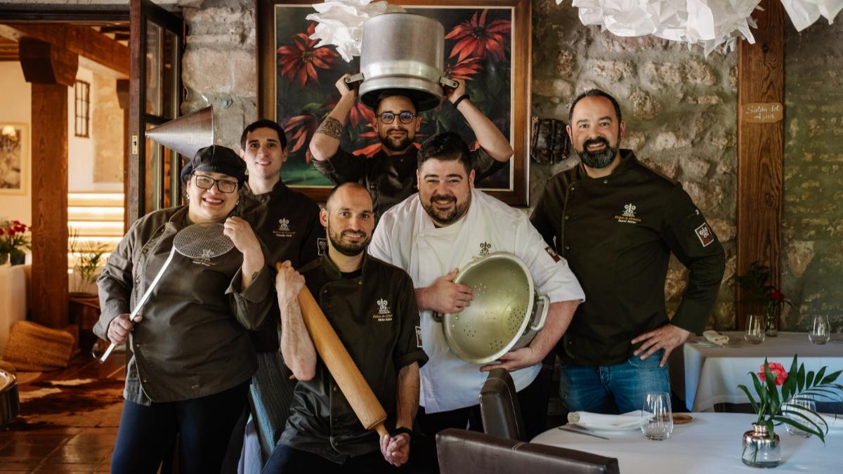 El equipo de cocina de Molino de Alcuneza trabaja junto a Samuel Moreno una propuesta gastronómica ligada al producto local, la temporada y los sabores del territorio.