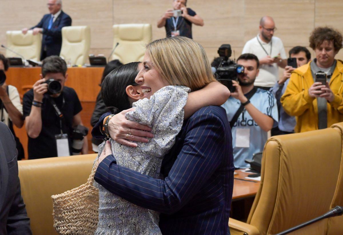 La joven influencer fundiéndose en un abrazo con la presidenta de la Junta, María Guardiola.