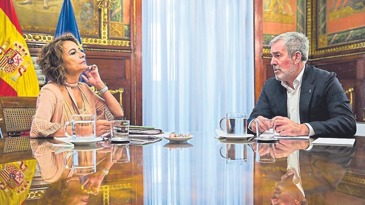 El presidente canario, Fernando Clavijo, con la ministra de Hacienda, María Jesús Montero, el pasado octubre.