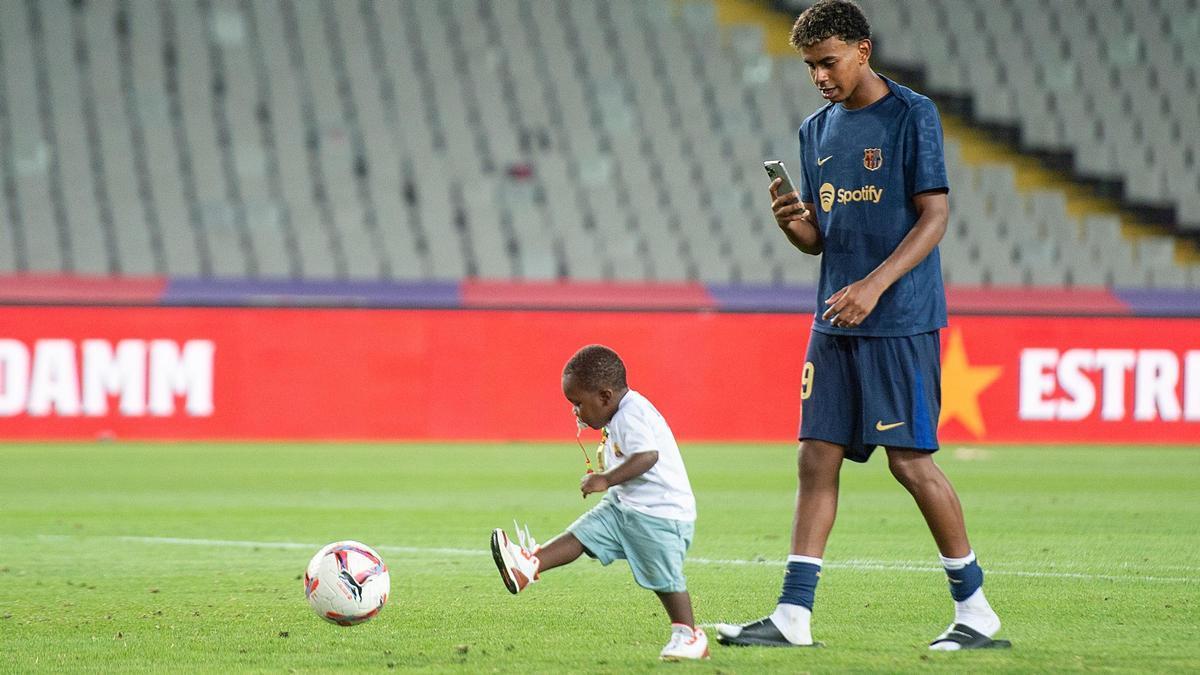 Lamine Yamal graba a su hermano Keyne al finalizar el partido de liga entre el Barça y el Athletic de Bilbao de agosto pasado.
