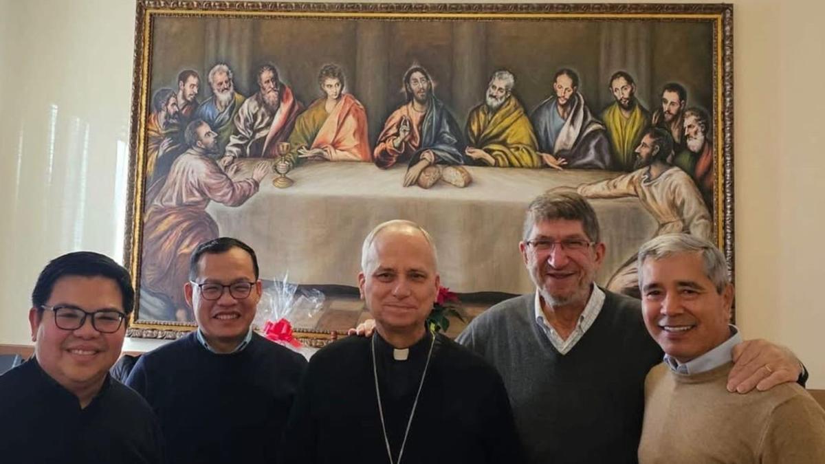 La comunitat agustina de Barcelona amb l’avui Papa, Robert Prevost (al mig), el desembre passat a Roma. | EL PERIÓDICO