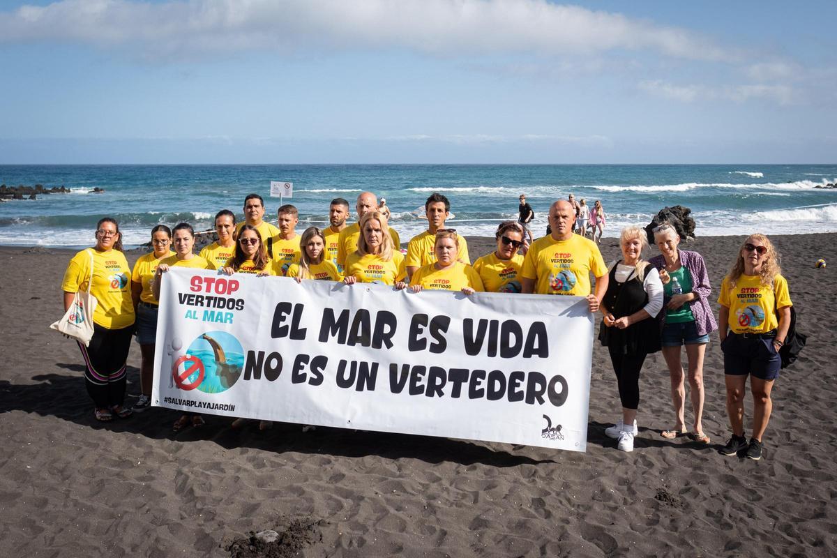 Integrantes de la plataforma Stop Vertidos al Mar, que reúne a los afectados por la contaminación, en Playa Jardín.