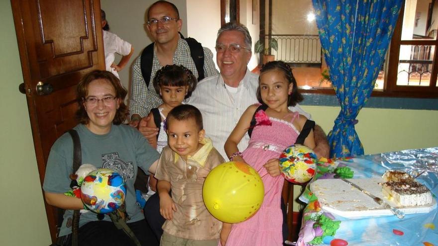 Javier Pintado y María Cruz Martín, con los tres menores y uno de los trabajadores del centro de acogida de Villavicencio (Colombia), en 2010. | J. P.