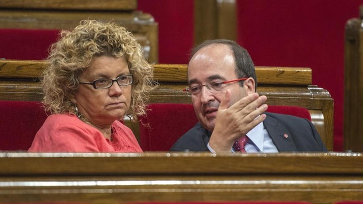 Marina Geli y Miquel Iceta conversan el el hemiciclo del Parlament, el pasado 16 de septiembre.