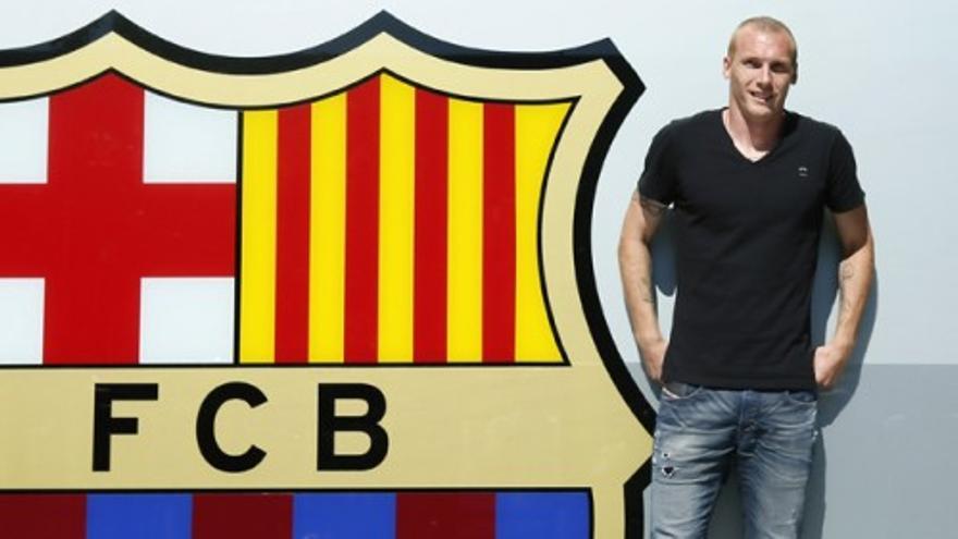 Mathieu posa junto al escudo del FC Barcelona