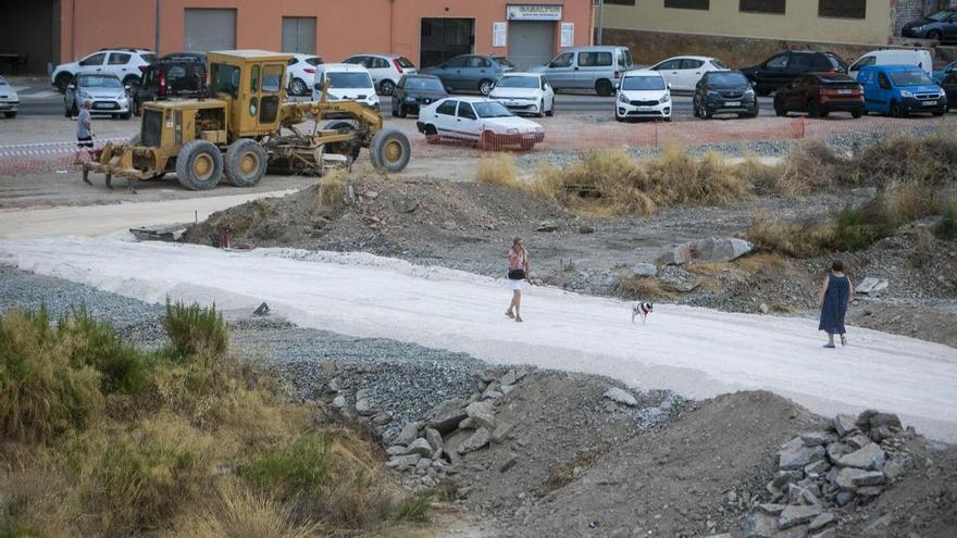 Ansia por estrenar los pasos peatonales sobre el futuro Parque Central aún en obras