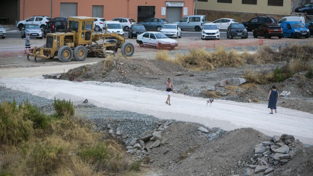 Vecinos de los barrios próximos al futuro Parque Central pasean por los pasos provisionales, aún en construcción