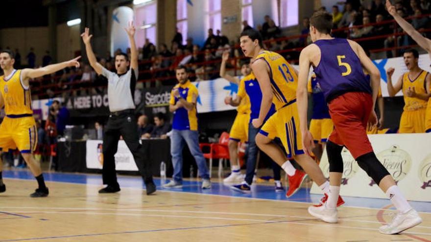 Carlos Cazorla (13) festeja una canasta ante el FC Barcelona.