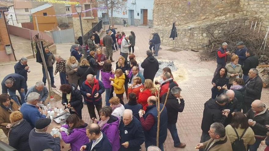 Los vecinos celebran San Antón en torno a una gran hoguera