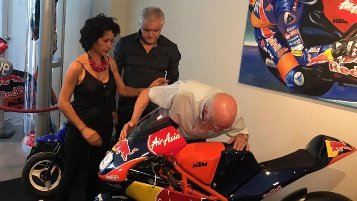 Toni Salom, abuelo del fallecido joven piloto mallorquín, besa, entre lágrimas, la moto de su nieto Luis, en la inauguración hoy de una exposición en Palma.