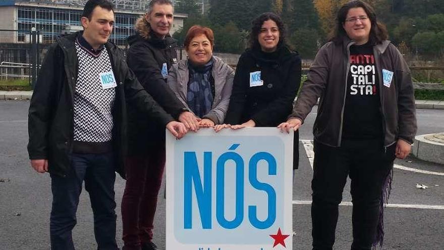 Noa Presas, con otros miembros del BNG en Velle. // FdV