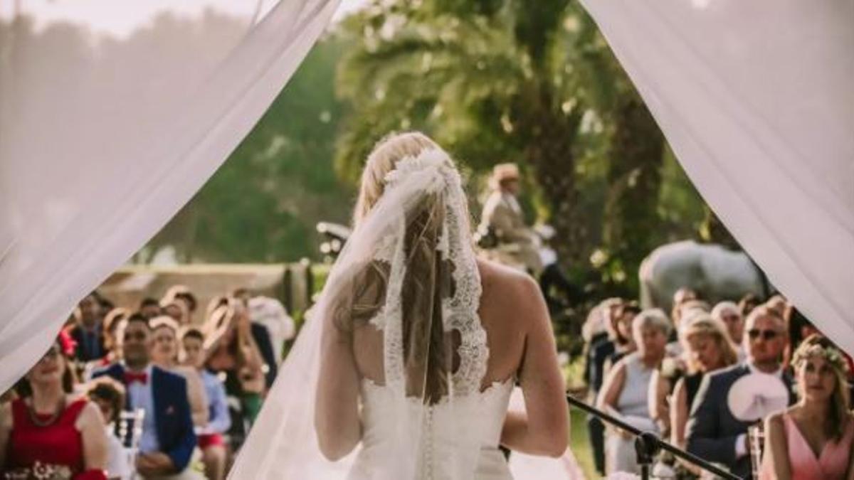 Una novia en un altar