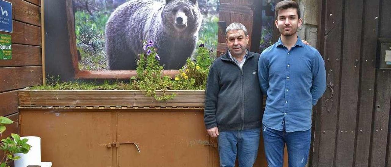 Enrique González y José Enrique González Gavela posan junto a la imagen del oso que es la gran protagonista de su terraza.