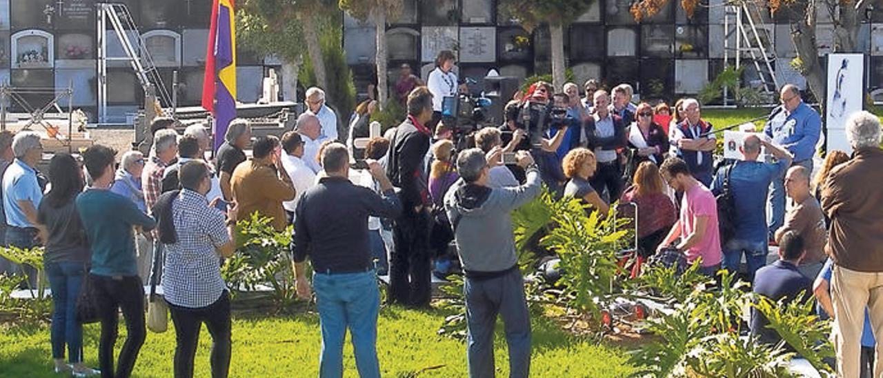 Celebración en el cementerio de Vegueta de un homenaje a los represaliados.