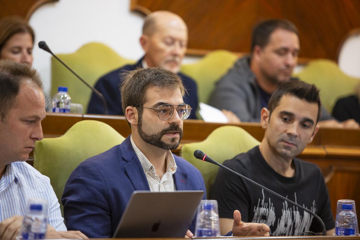 Joan Mata, en el centro, es el concejal de Urbanismo en el Gobierno Municipal de Oliva
