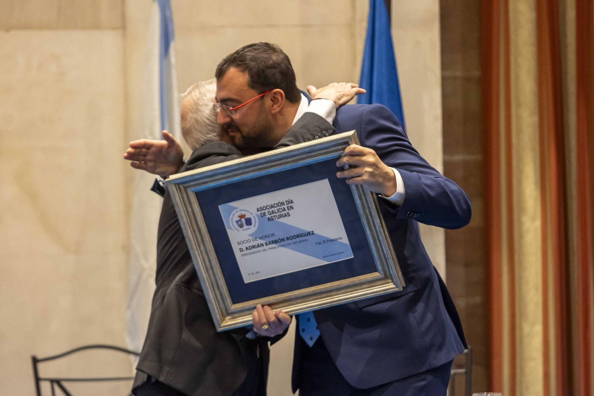 La Asociación Día de Galicia en Asturias entrega su medalla de oro a Adrián Barbón y Carmen Moriyón