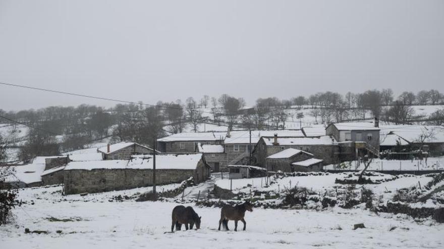 Una aldea de Montederramo, cubierta por la nieve, este jueves.   | // BRAIS LORENZO