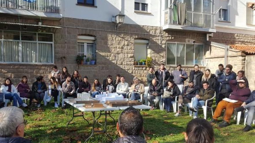 Els veïns de l'antiga colònia Viladomiu Vell de Gironella van conèixer els projectes arquitectònics dels alumnes