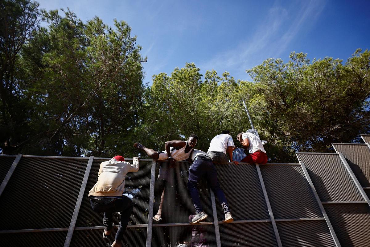 Lampedusa, colapsa tras la llegada de 6.000 inmigrantes en 24 horas