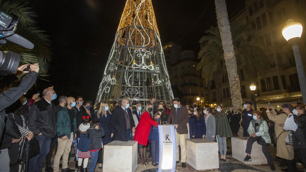 La iluminación navideña ya luce en Alicante con dos millones de leds