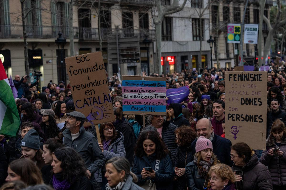 Protesta multitudinaria: miles de personas se movilizan en el 8M de Barcelona en una manifestación marcada por los cuidados de las mujeres Protesta multitudinaria: miles de personas se movilizan en el 8M de Barcelona en una manifestación marcada por los cuidados de las mujeres