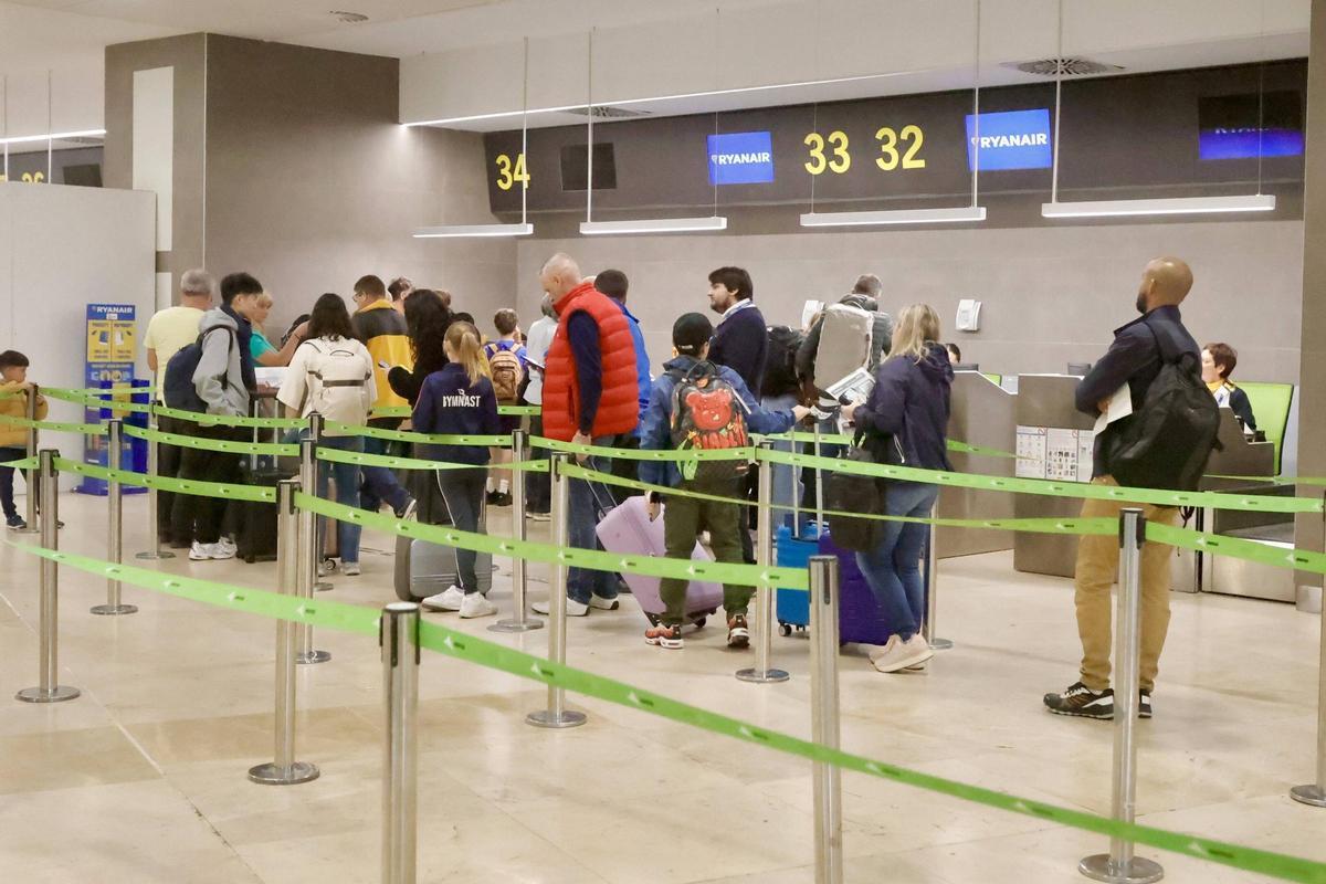 Pasajeros haciendo cola en el mostrador de Ryanair de Manises.