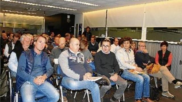 La reunió de dimecres al vespre; a la dreta, l'alcaldessa de Roses i el regidor Carles Pàramo.