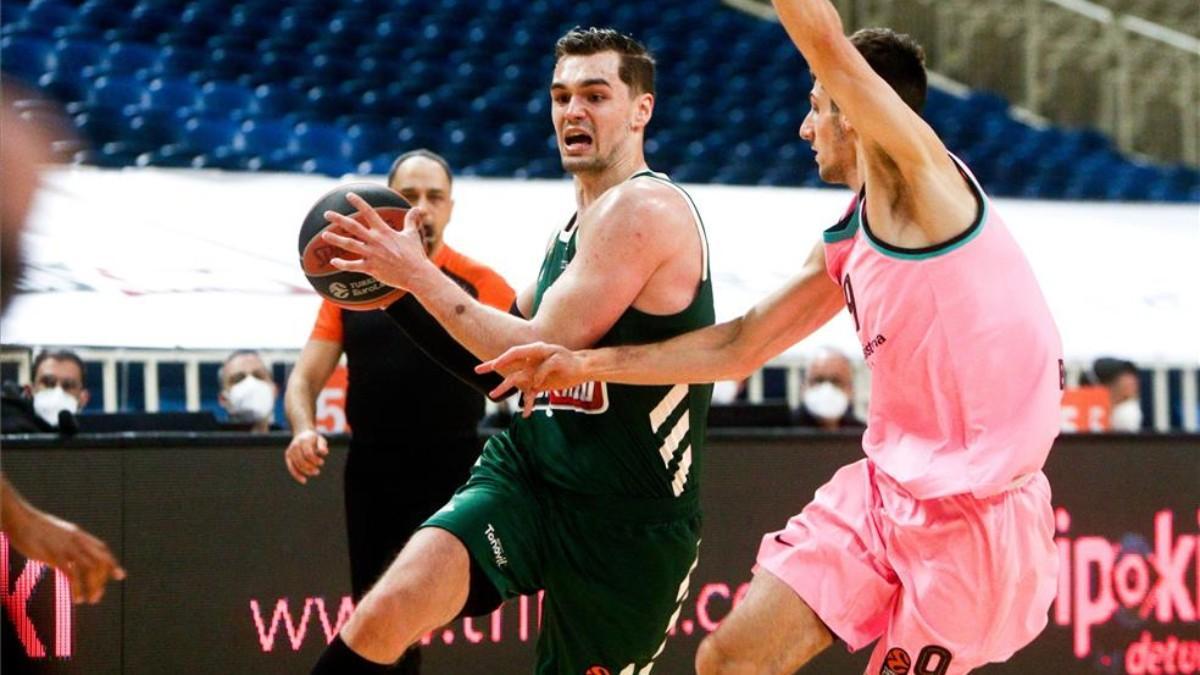 Hezonja brilló ante el Barça, en su debut con el PAO, pero el triunfo se lo llevó el equipo azulgrana