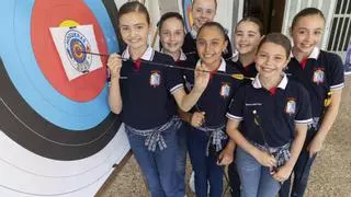 La Fiesta da en el blanco: la Bellea del Foc infantil y sus damas de honor apuntan alto