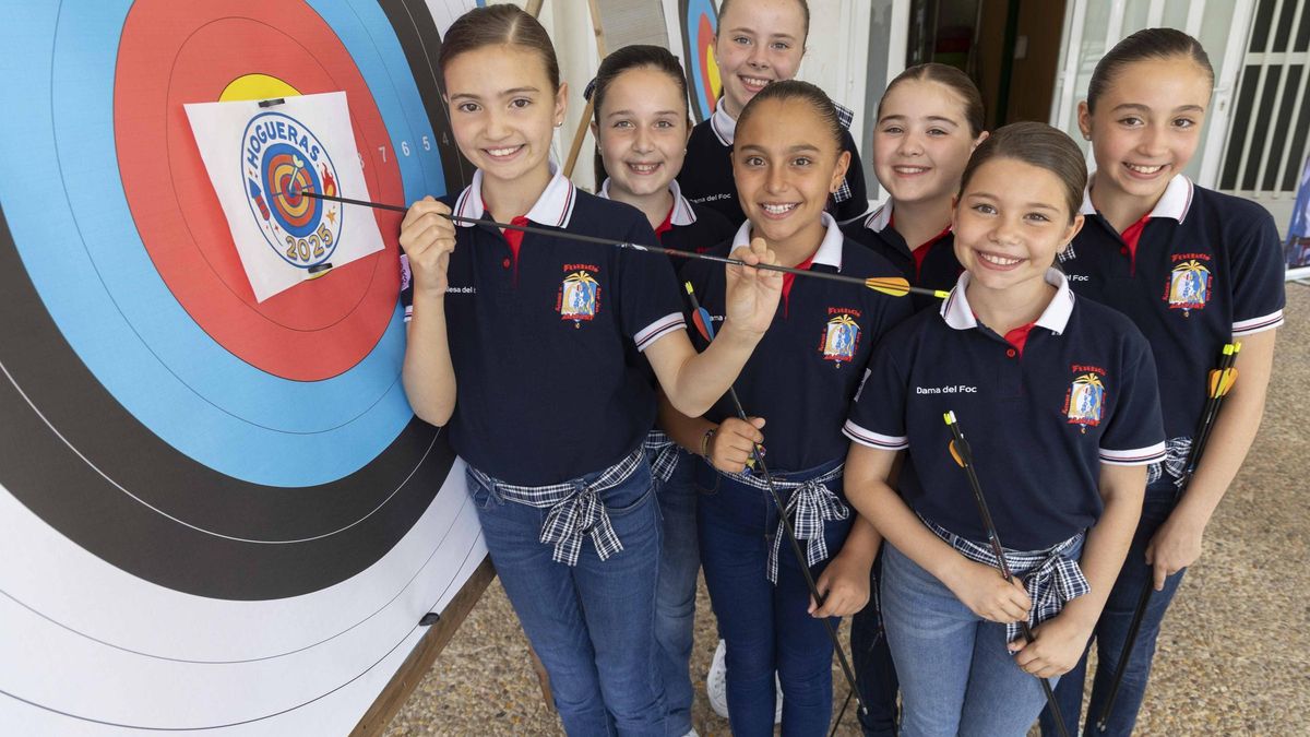 La Fiesta da en el blanco: la Bellea del Foc infantil y sus damas de honor se inician en el tiro con arco