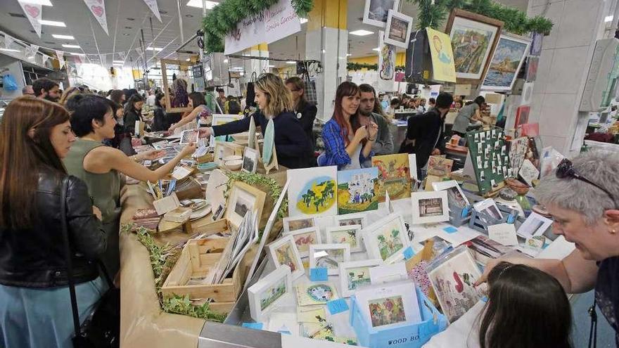 Vendedores y visitantes al Mercado da Arte del pasado año.  // Marta G. Brea