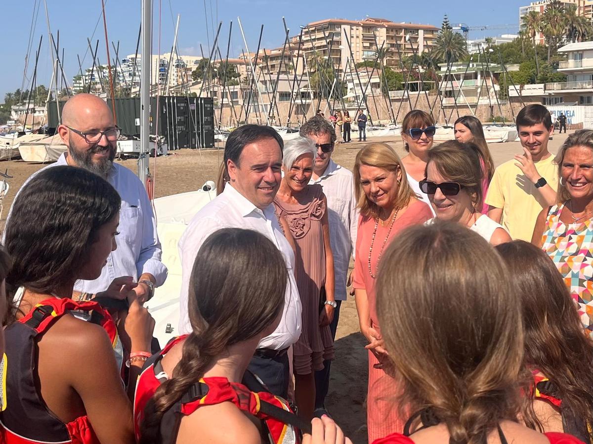 Galeria: Pérez Llorca visita la Escola de la Mar de Benicàssim y destaca la apuesta por el ocio educativo este verano