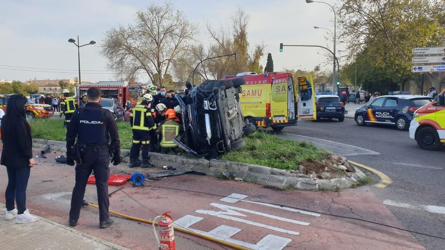 Las imágenes del accidente entre un turismo y un coche de la Policía Nacional en València