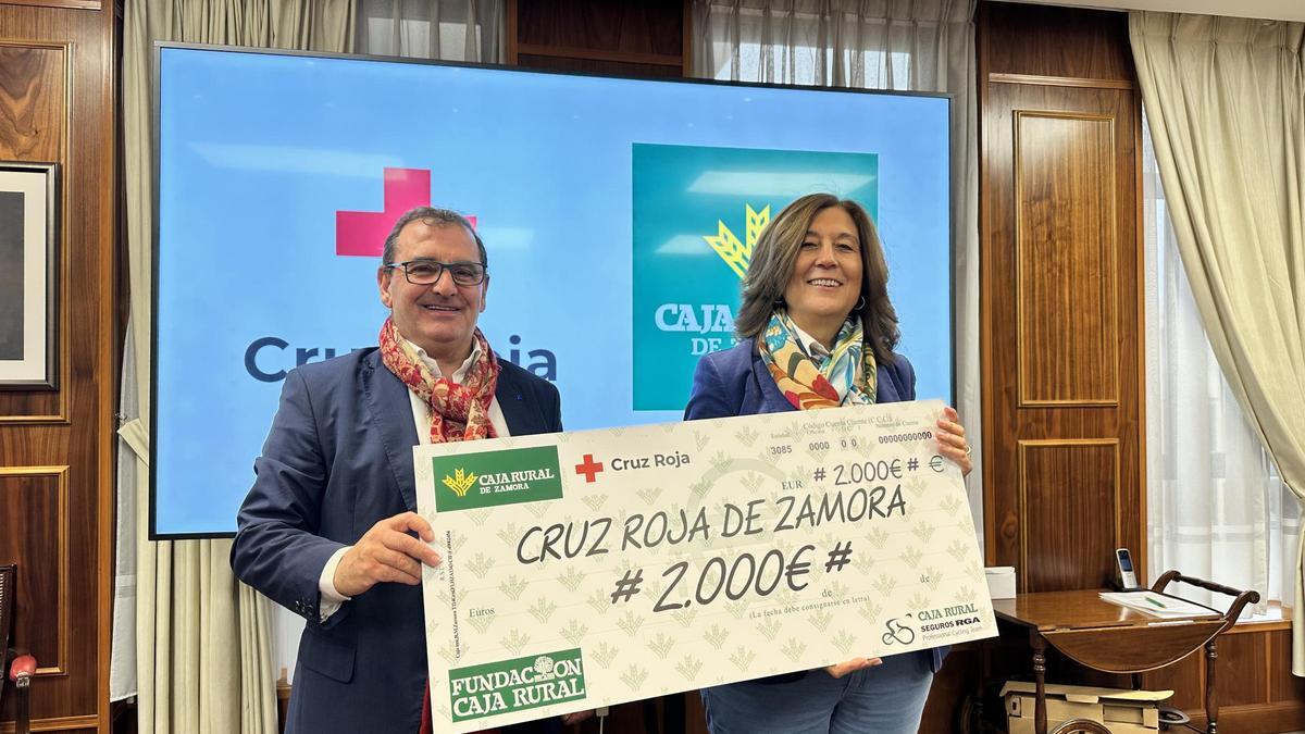 Entrega del cheque a Cruz Roja.