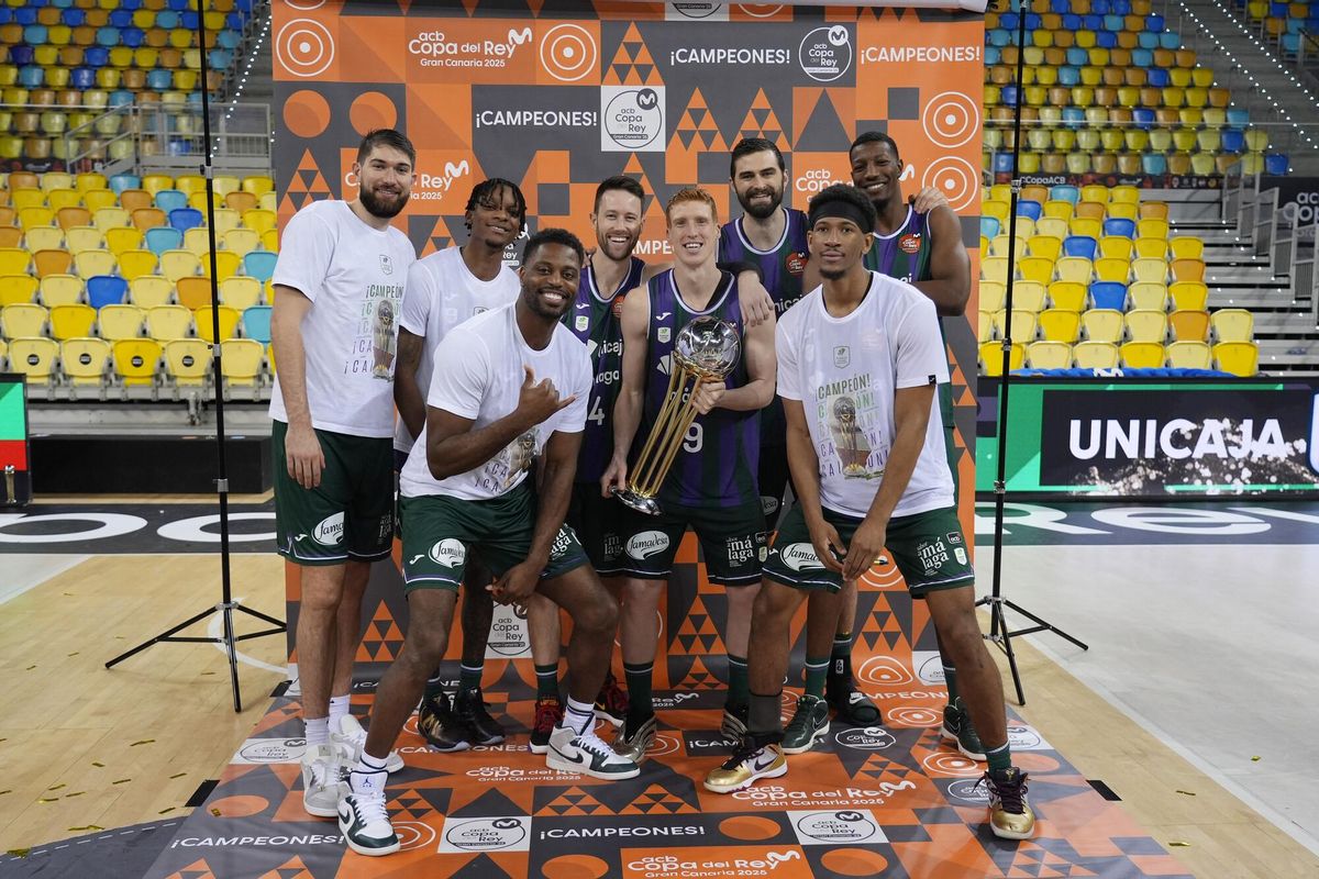 Algunos jugadores del Unicaja celebran la Copa del Rey de Gran Canaria.
