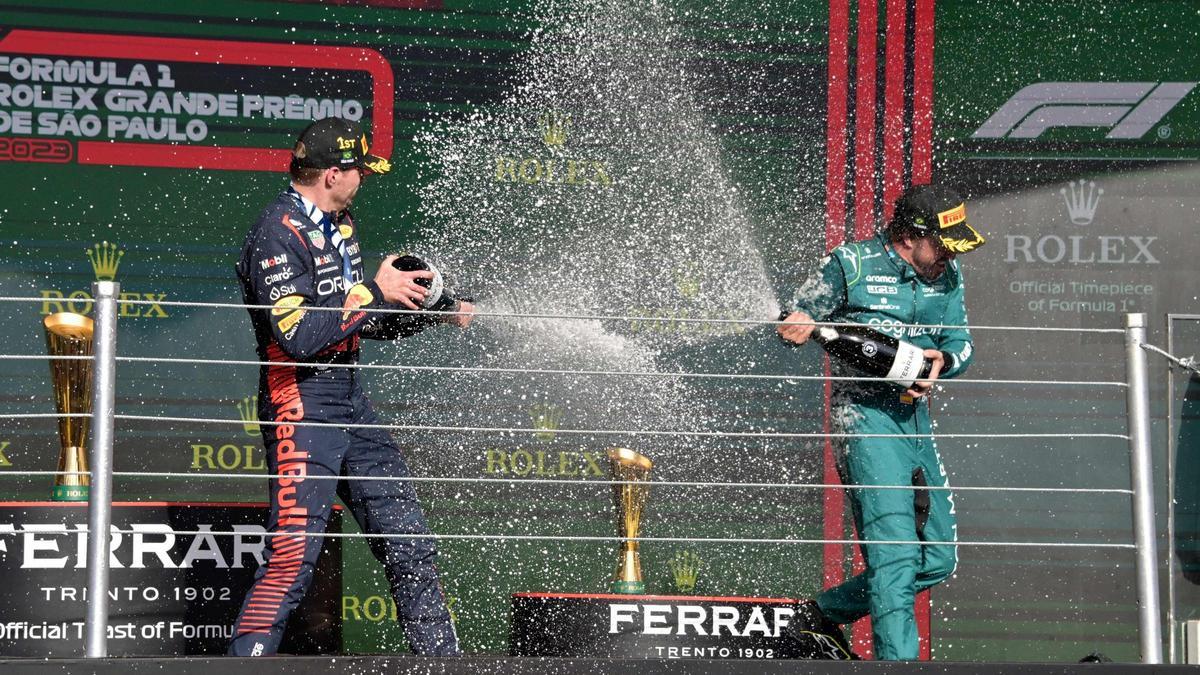 Verstappen y Alonso, primero y tercero, se rocían mutuamente en el podio de Brasil.