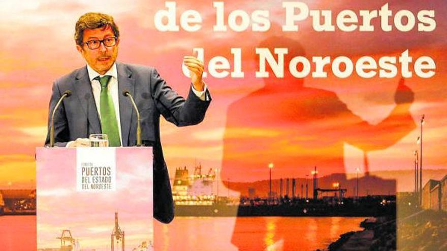 Álvaro Rodríguez Dapena,
al clausurar el foro portuario. | // MARCOS LEÓN