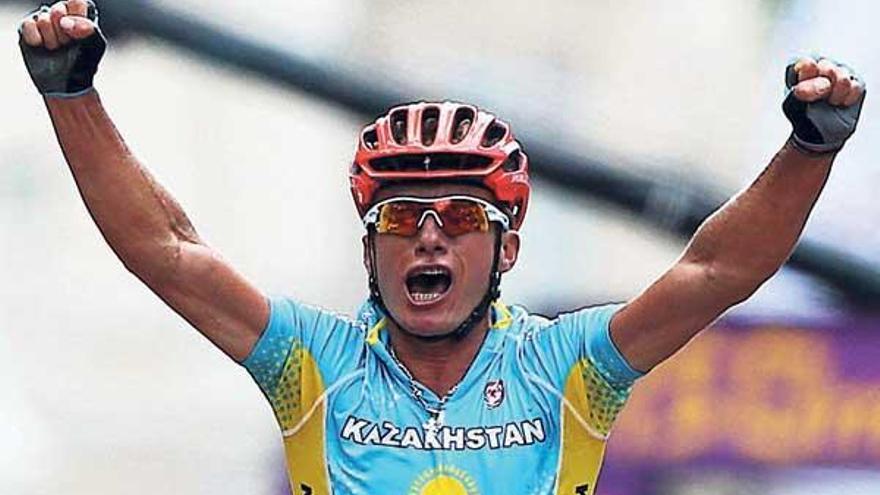 Vinokourov celebra su victoria en la final olímpica. // Reuters