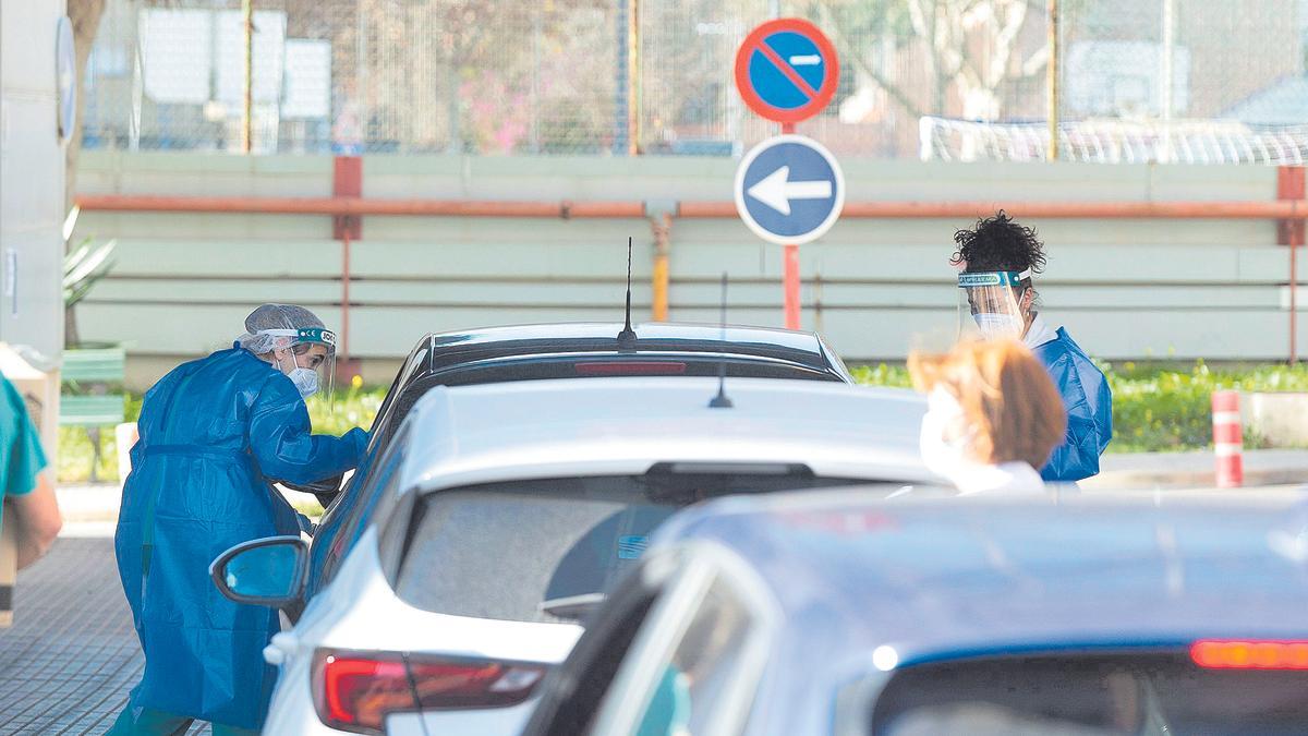 Pruebas para detectar positivos en coronavirus que se estaban realizando ayer en Cartagena.