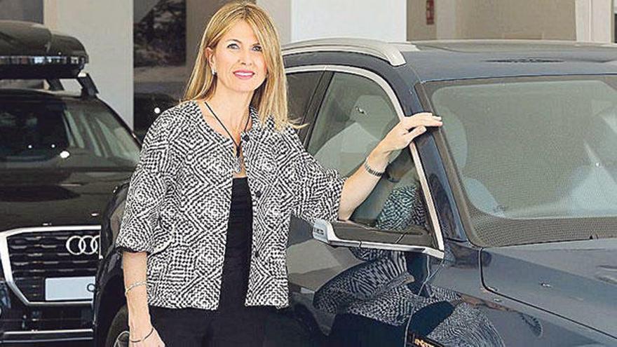 Nunci Serrano junto al Audi e-Tron, en Serramóvil.